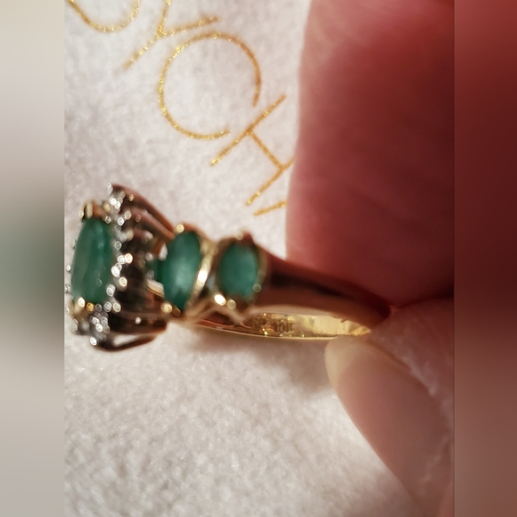 Emerald and Diamond Ring - Picture 2 of 4